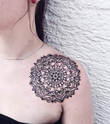  Tatouage mandala sur le devant de l'épaule